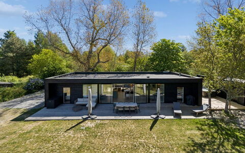 Eliene - 500M from the Sea: Flooring, Muur, Verdieping, Interieur Ontwerp, Hout, Plafond, Houten Vloer, Verlichting, Meubilair, Laminaatvloer