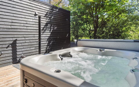 Eliene - 500M from the Sea: Bad, Loodgieterswerkinrichting, Jacuzzi, Kamerplant, Badkamer