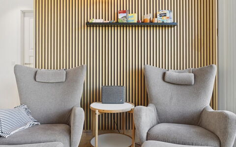Eliene - 500M from the Sea: Meubilair, Interieur Ontwerp, Stoel, Stellingen, Woonkamer, Beits, Plank, Ontwerp, Armleuning, Behang