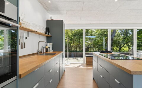 Eliene - 500M from the Sea: Keuken, Countertop, Flooring, Toestel Van De Keuken, Hout, Cabinetry, Meubilair, Interieur Ontwerp, Major Appliance, Plafond