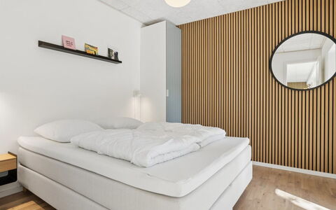 Eliene - 500M from the Sea: Interieur Ontwerp, Flooring, Hout, Plafond, Verdieping, Meubilair, Slaapkamer, Verlichting, Kamer, Bed