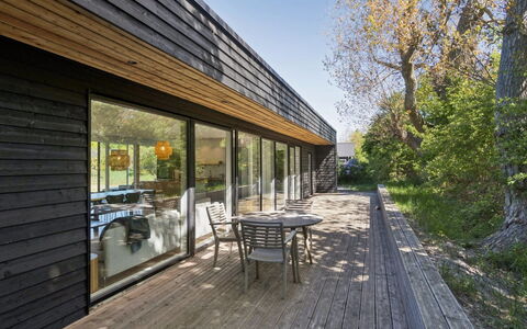Eliene - 500M from the Sea: Flooring, Muur, Verdieping, Interieur Ontwerp, Hout, Plafond, Houten Vloer, Verlichting, Meubilair, Laminaatvloer