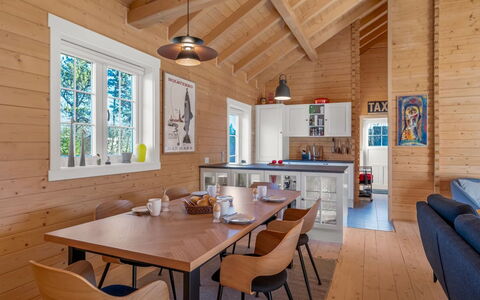 Taija - 200M to the Fjord: Hout, Huis, Plafond, Interieur Ontwerp, Flooring, Verblijf, Huis, Verdieping, Deur, Meubilair