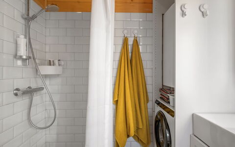 Taija - 200M to the Fjord: Muur, Interieur Ontwerp, Flooring, Loodgieterswerkinrichting, Verdieping, Loodgieter, Badkamer, Tegel, Kamer, Plafond