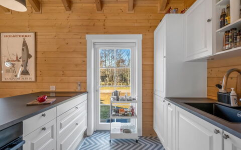 Taija - 200M to the Fjord: Keuken, Hout, Flooring, Interieur Ontwerp, Countertop, Verdieping, Toestel Van De Keuken, Cabinetry, Meubilair, Major Appliance