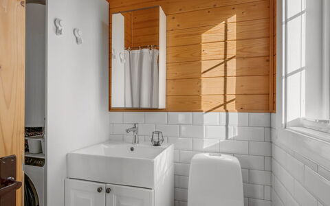 Taija - 200M to the Fjord: Muur, Flooring, Interieur Ontwerp, Hout, Loodgieterswerkinrichting, Verdieping, Wastafel, Kraan, Badkamer, Verlichting