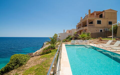 Magrana Pool House: Blauw, Water, Kust, Zee, Kust En Oceanic Landvormen, Zwembad, Toevlucht, Kust, Oceaan, Headland