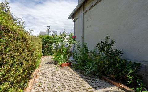 Villerville: Struik, Woongebied, Groundcover, Tuin, Gang, Landscaping, Oprit, Stoep, Flagstone