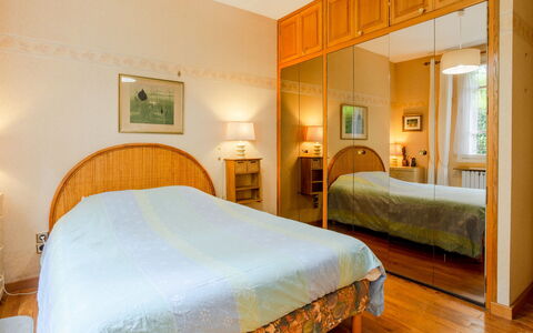 Villerville: Bed, Meubilair, Slaapkamer, Interieur Ontwerp, Bedding, Laken, Hout, Verdieping, Flooring, Plafond