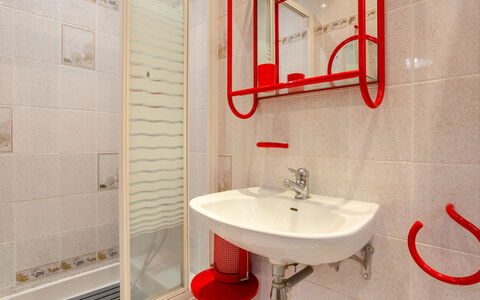 Villerville: Rood, Flooring, Loodgieterswerkinrichting, Interieur Ontwerp, Verdieping, Badkamer, Wastafel In De Badkamer, Loodgieter, Kamer, Kraan
