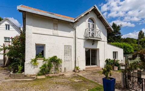 Villerville: Muur, Gebouw, Venster, Huis, Huis, Woongebied, Struik, Deur, Architectuur