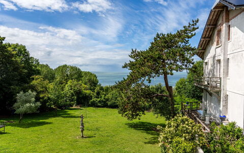 Villerville: Blauw, Tuin, Gazon, Werf, Landgoed, Schaduw, Landscaping, Boerderij, Backyard, Villa