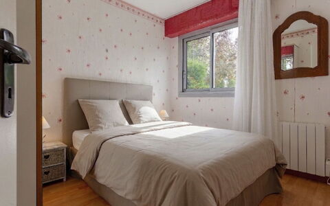 Les Portes de la Mer: Bed, Meubilair, Interieur Ontwerp, Bedding, Slaapkamer, Laken, Muur, Verdieping, Kamer, Flooring