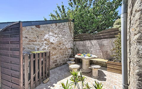 Maison Nid de la Ria: Muur, Samengesteld Materiaal, Bloempot, Flagstone, Buitenmeubels, Beton, Stenen Muur, Backyard, Tuin, Werf