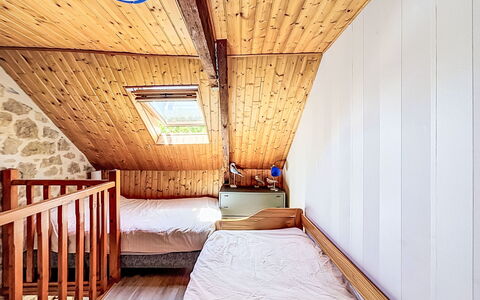 Maison Nid de la Ria: Hout, Verdieping, Flooring, Meubilair, Interieur Ontwerp, Slaapkamer, Plafond, Kamer, Bed, Huis