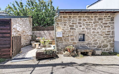 Maison Nid de la Ria: Muur, Deur,  Felsen\, Bloempot, Beton, Stenen Muur, Flagstone, Kamerplant, Home Deur, Cobblestone