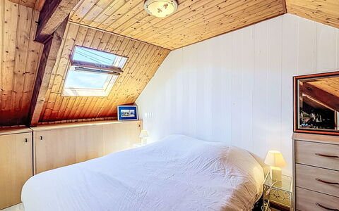 Maison Nid de la Ria: Slaapkamer, Verdieping, Flooring, Hout, Interieur Ontwerp, Plafond, Bed, Meubilair, Verlichting, Kamer