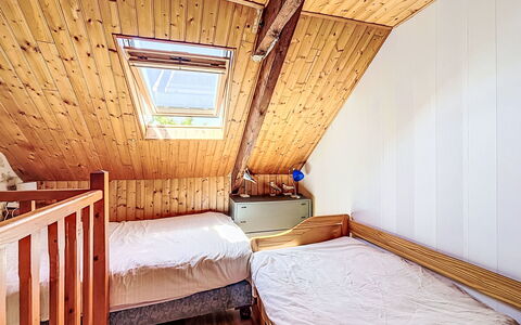 Maison Nid de la Ria: Meubilair, Verdieping, Flooring, Hout, Interieur Ontwerp, Slaapkamer, Plafond, Kamer, Bed, Verlichting