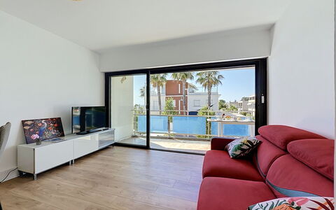 Aigo Sau 3: Meubilair, Appartement, Interieur Ontwerp, Verdieping, Flooring, Huis, Kamer, Stoel, Schaduw, Woonkamer