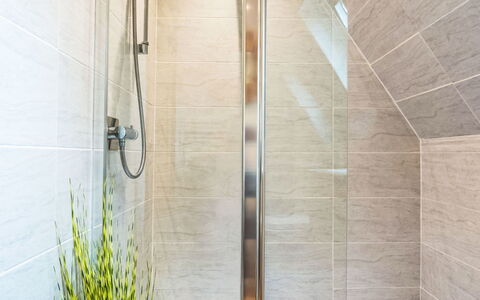 Glengarry Combi: Flooring, Verdieping, Loodgieterswerkinrichting, Badkamer, Deur Van De Douche, Douche, Tegel, Douchekop, Loodgieter