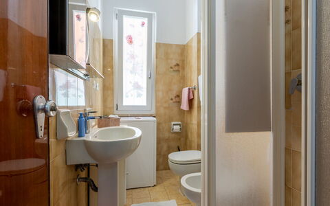 A Cà du Piero: Badkamer, Loodgieterswerkinrichting, Wc Bril, Toilet, Wastafel In De Badkamer, Verdieping, Flooring, Wastafel, Loodgieter, Interieur Ontwerp