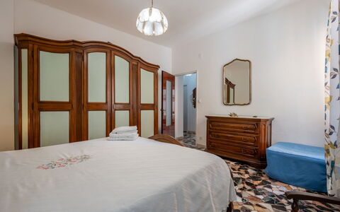 A Cà du Piero: Bed, Slaapkamer, Interieur Ontwerp, Muur, Meubilair, Verdieping, Flooring, Hout, Laken, Bedding