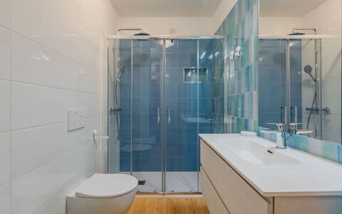 Edera: Badkamer, Flooring, Loodgieterswerkinrichting, Verdieping, Interieur Ontwerp, Wastafel In De Badkamer, Wastafel, Kraan, Loodgieter, Tegel