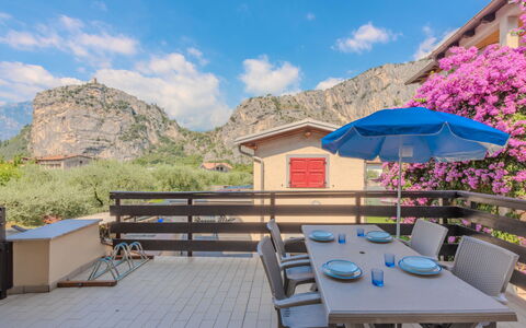Edera: Meubilair, Appartement, Buitenmeubels, Bergketen, Buitentafel, Stoel, Balkon, Schaduw, Keuken En Eettafel, Koffietafel