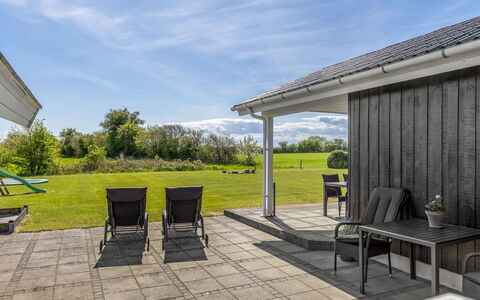Susianna - 550M from the Sea: Huis, Land Lot, Veranda, Schaduw, Buitenmeubels, Groundcover, Verblijf, Tuin, Gazon, Landgoed