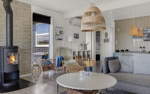 Susianna - 550M from the Sea: Flooring, Hout, Meubilair, Verdieping, Interieur Ontwerp, Huis, Houten Vloer, Woonkamer, Stoel, Plafond