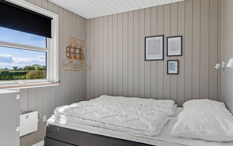 Susianna - 550M from the Sea: Slaapkamer, Bed, Hout, Interieur Ontwerp, Verdieping, Flooring, Laken, Bedding, Plafond, Bed Frame