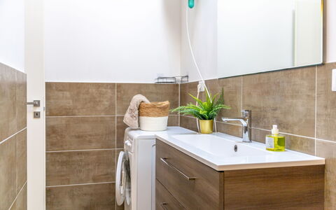 Seaside Apartment: Flooring, Loodgieterswerkinrichting, Interieur Ontwerp, Badkamerkast, Verdieping, Badkamer, Wastafel, Kraan, Loodgieter, Huis