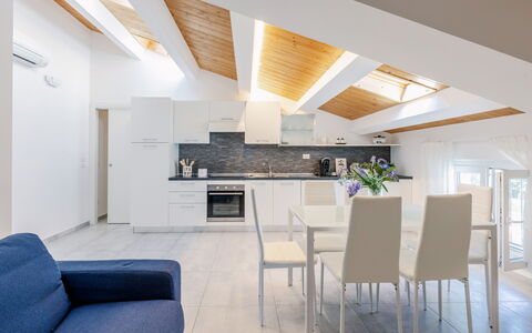 Seaside Apartment: Interieur Ontwerp, Flooring, Plafond, Meubilair, Verdieping, Kamer, Stoel, Appartement, Bankstel, Woonkamer