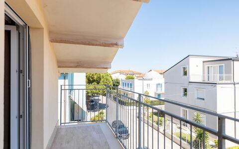 Seaside Apartment: Dag, Appartement, Woongebied, Architectuur, Huis, Balkon, Stedelijk Ontwerp, Samengesteld Materiaal, Leuning, Gemengd Gebruik
