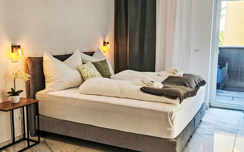 The Penthouse 5: Meubilair, Interieur Ontwerp, Slaapkamer, Bed, Muur, Verdieping, Flooring, Hout, Bedding, Laken
