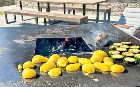 Pod Hvězdami: Voedsel, Koken, Buitenmeubels, Buitentafel, Barbecue, Warmte, Picknicktafel