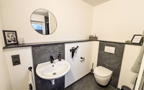 Ferienhuuske Boden: Loodgieterswerkinrichting, Wastafel In De Badkamer, Flooring, Badkamer, Verdieping, Interieur Ontwerp, Wastafel, Kraan, Loodgieter, Toilet