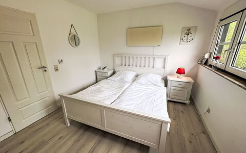 Friesenwohnung: Meubilair, Bed, Slaapkamer, Bedding, Hout, Laken, Interieur Ontwerp, Verdieping, Flooring, Kamer