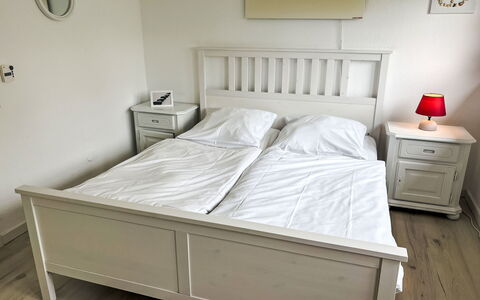 Friesenwohnung: Meubilair, Slaapkamer, Bedding, Bed, Bed Frame, Hardwood, Lade, Linens, Laken