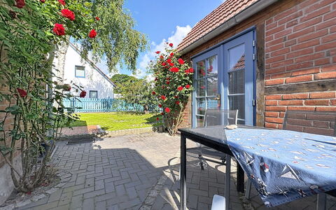 Dat Fischerhus: Struik, Huis, Huis, Verblijf, Deur, Tuin, Werf, Schaduw, Buitenmeubels