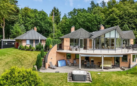 Berenice - 500M from the Sea: Dak, Huis, Huis, Verblijf, Deur, Siding, Dek, Veranda, Plank, Hardwood
