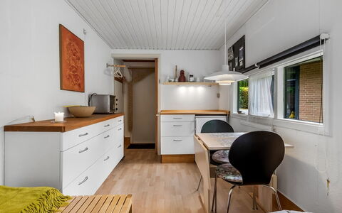 Berenice - 500M from the Sea: Interieur Ontwerp, Muur, Flooring, Hout, Plafond, Meubilair, Countertop, Verdieping, Keuken, Cabinetry