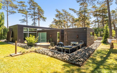 Dagny - 300M from the Sea: Struik, Tuin, Huis, Landscaping, Backyard, Werf, Ontwerp, Landgoed, Garden Gebouwen, Siding