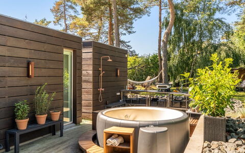 Dagny - 300M from the Sea: Loodgieterswerkinrichting, Bad, Samengesteld Materiaal, Buitenmeubels, Tuin, Dek, Bloempot, Stoel, Backyard