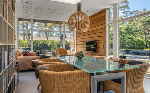 Dagny - 300M from the Sea: Meubilair, Interieur Ontwerp, Stoel, Flooring, Tafel, Hout, Verdieping, Keuken En Eettafel, Plafond, Eetkamer