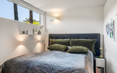Dagny - 300M from the Sea: Bed, Meubilair, Interieur Ontwerp, Slaapkamer, Bedding, Muur, Laken, Plafond, Linens, Kamer