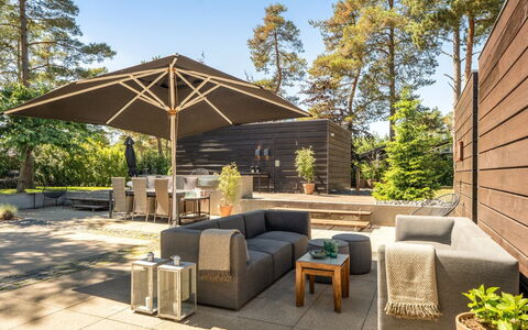 Dagny - 300M from the Sea: Hout, Buitenmeubels, Meubilair, Stoel, Hardwood, Tuin, Buitentafel, Dek, Schaduw, Patio