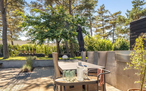 Dagny - 300M from the Sea: Buitenmeubels, Meubilair, Struik, Tuin, Stoel, Schaduw, Landscaping, Bloempot, Binnenplaats
