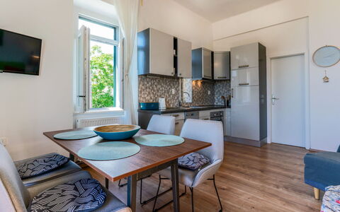 Chloee: Meubilair, Interieur Ontwerp, Flooring, Verdieping, Tafel, Appartement, Stoel, Kamer, Keuken En Eettafel, Hardwood