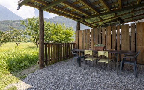 Isola Verde Garden Home: Bergketen, Schaduw, Tuin, Veranda, Vallei, Hardwood, Ridge, Beits, Landscaping, Backyard